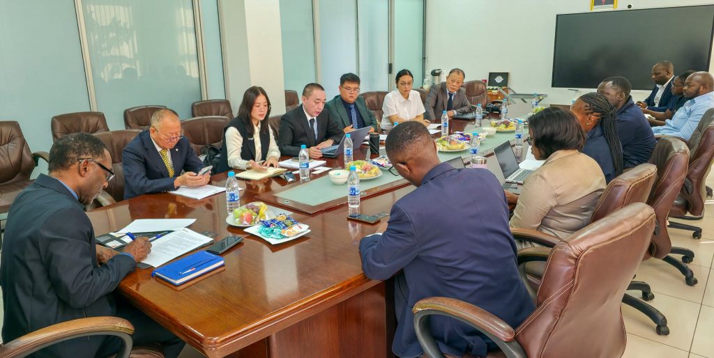 IDC and Huada Group representatives in discussion