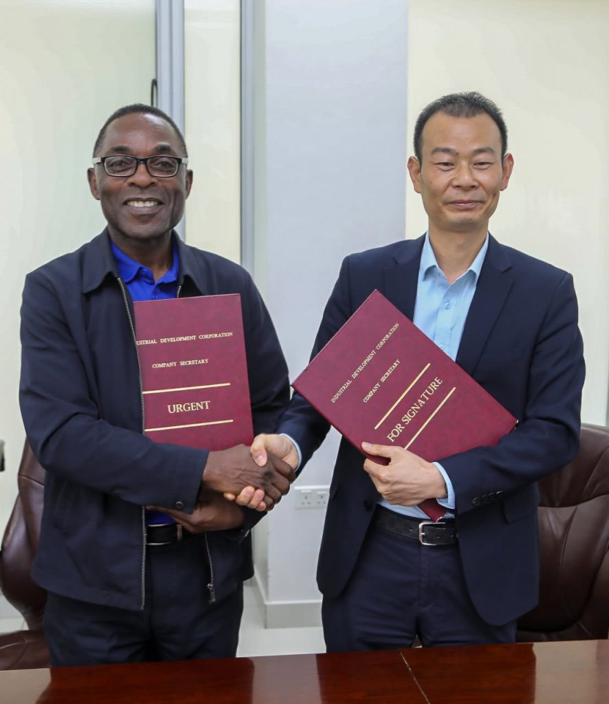 IDC and Rong Xing representatives display their signed agreement.