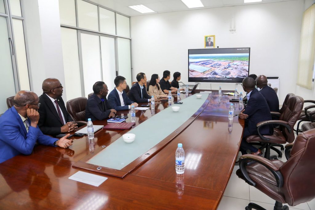 IDC and Rong Xing delegations meet around a conference table.